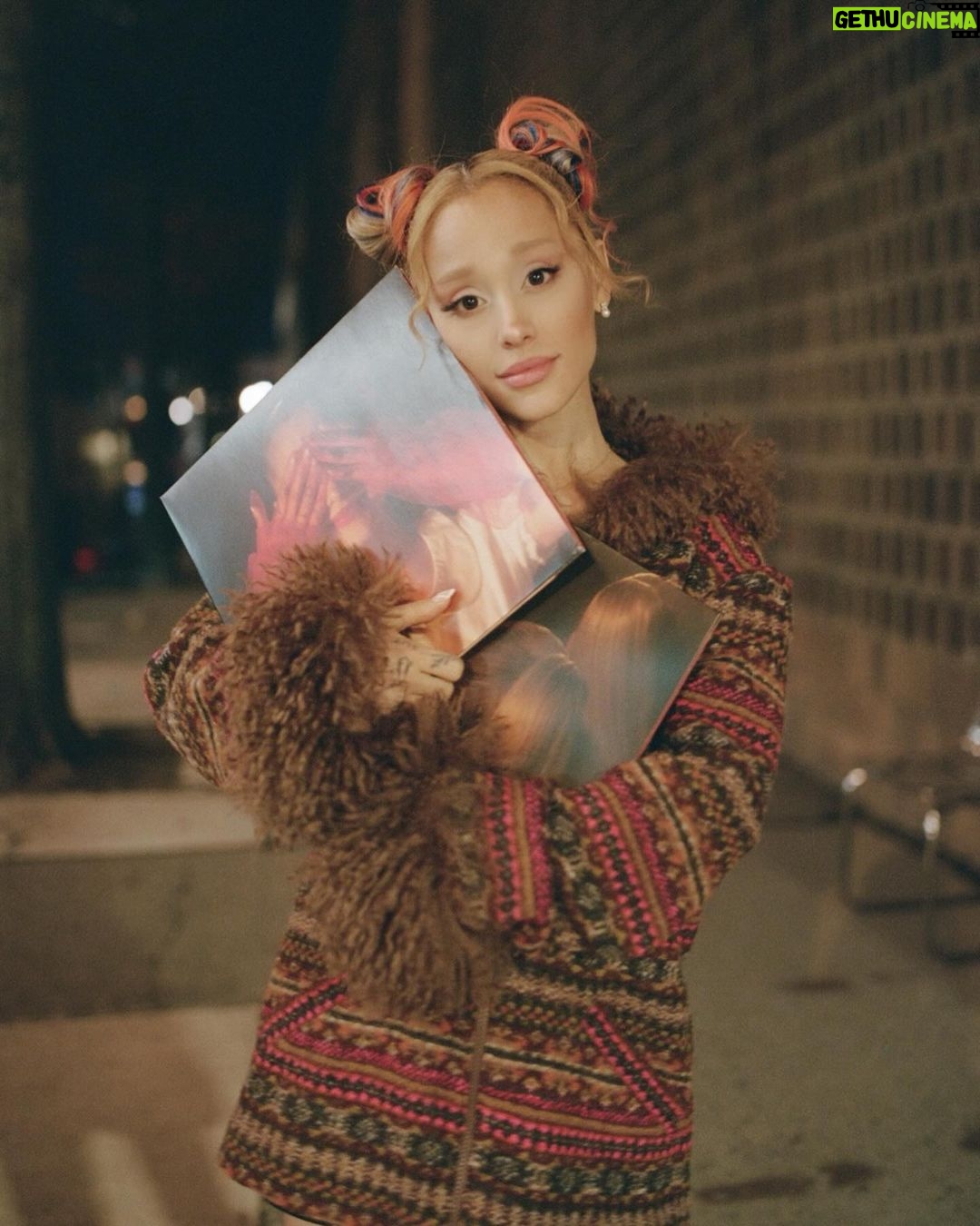 Ariana Grande Instagram - ☼。˚ ❀ *·ꕤ happy eternal sunshine week 。˚ ❀ *·ꕤ ⋆。˚