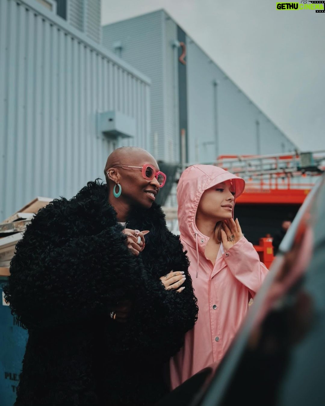 Ariana Grande Instagram - 𖦹 ☼ ⋆。˚⋆ฺ ∞ ☼
