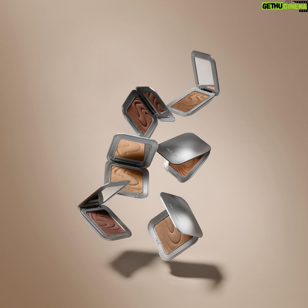 Ariana Grande Instagram - so excited to finally share our @r.e.m.beauty hypernova satin matte blush and bronzers with you! available on 2.8 in 8 new powder blush shades and 6 matte bronzers on rembeauty.com. they feel ultra lightweight and glide on and melt into your skin leaving a soft smoothing and blur effect. also!!!! we are dropping the mist thing setting spray and blush + bronzer brushes to perfectly pair with them. it is the best smelling, most delightful setting spray i’ve ever used and i loooooove how it feels on my skin! get early access at the link in @r.e.m.beauty’s bio ♡