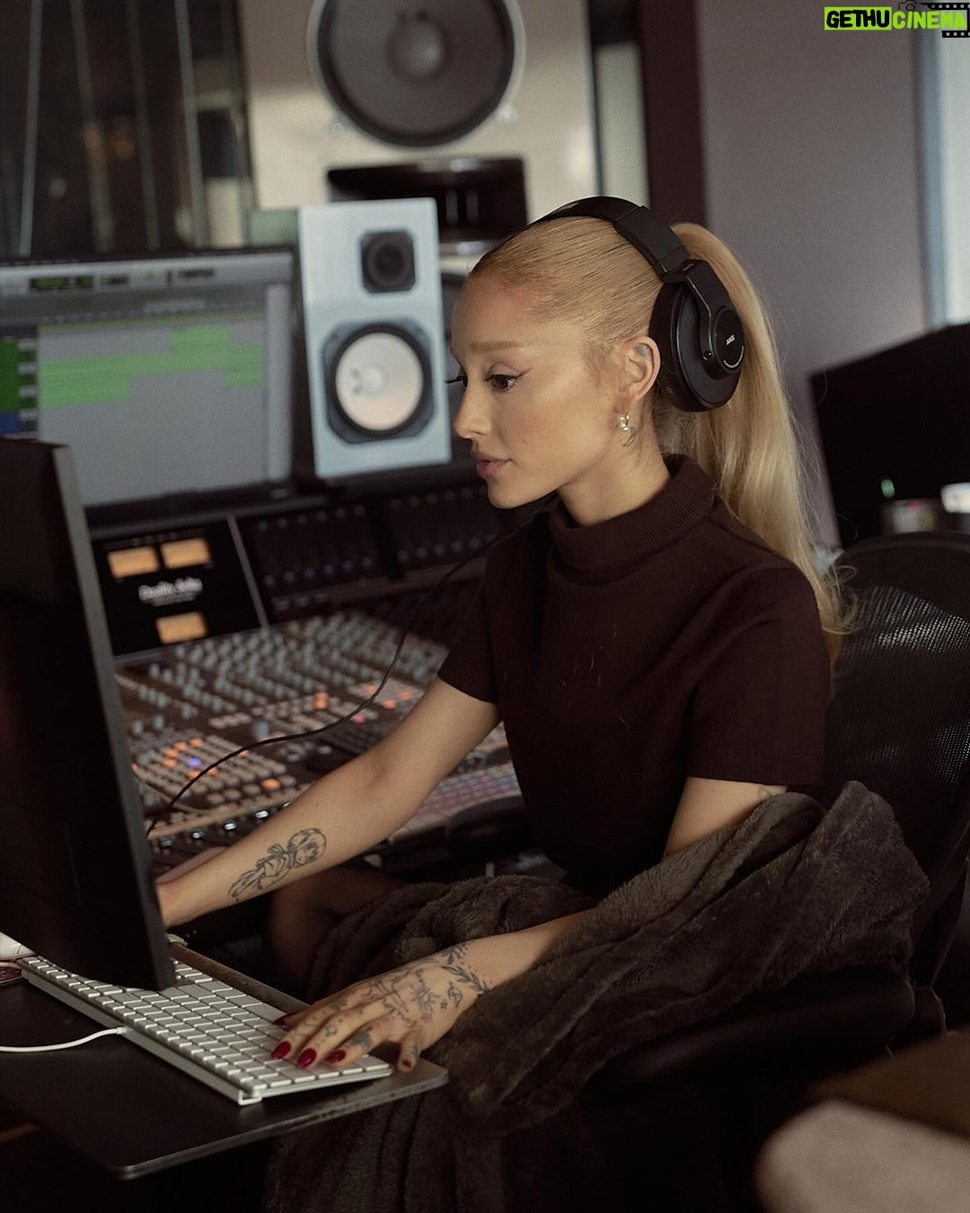Ariana Grande Instagram - 10+ years, 14 plaques and 39 billion streams later. New #BillionsClub episode coming soon 🤍