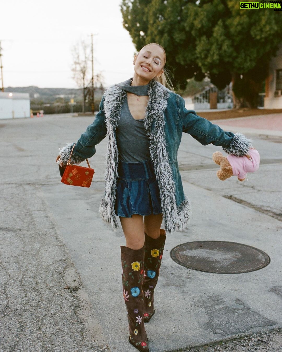 Ariana Grande Instagram - 𖦹 ☼ 。˚“brighter days ahead” 。˚⋆ฺ 🩺 eternal sunshine in one week (and a few hours) 🧸