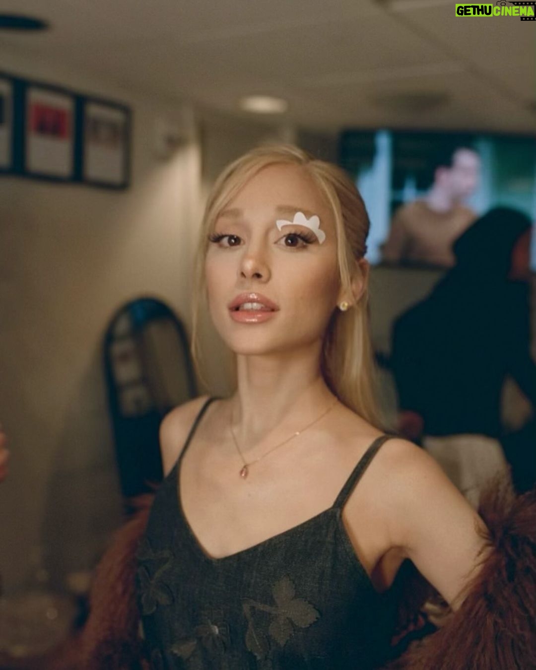 Ariana Grande Instagram - 。˚❀ thank you @nbcsnl ·ꕤ.゚