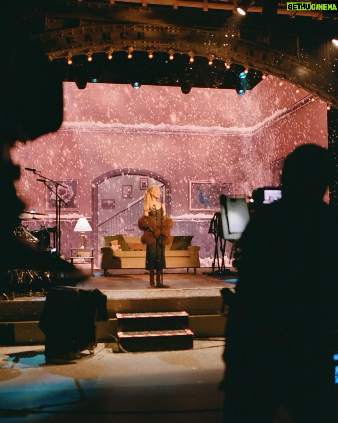 Ariana Grande Instagram - 。˚❀ thank you @nbcsnl ·ꕤ.゚