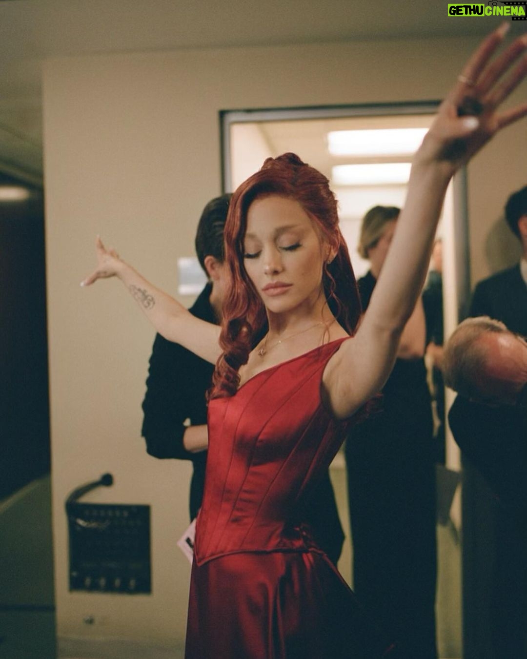 Ariana Grande Instagram - 。˚❀ thank you @nbcsnl ·ꕤ.゚