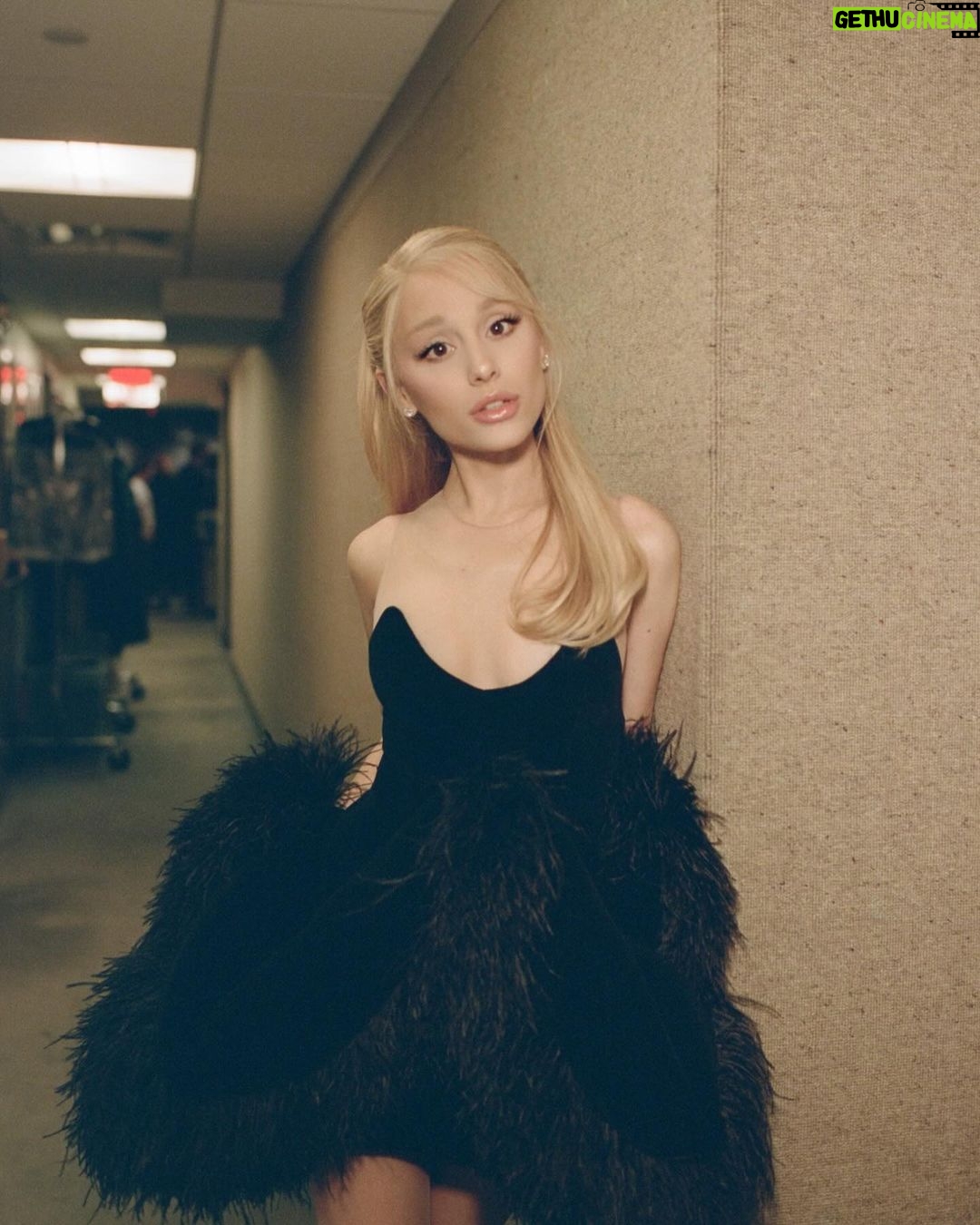 Ariana Grande Instagram - 。˚❀ thank you @nbcsnl ·ꕤ.゚