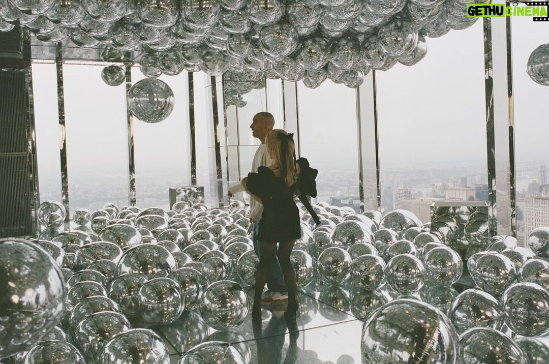 Ariana Grande Instagram - 。˚❀*·ꕤ.tomorrow ゚*ꕤ⸜ thank you, my friend @zanelowe & @applemusic