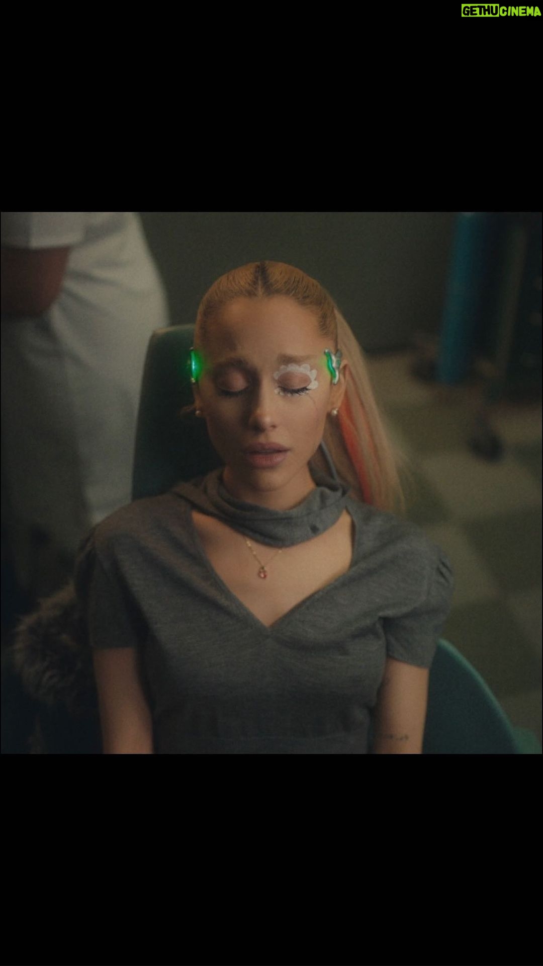 Ariana Grande Instagram - 。˚❀ we can’t be friends ꕤ.゚* video out now directed by @christhedirector