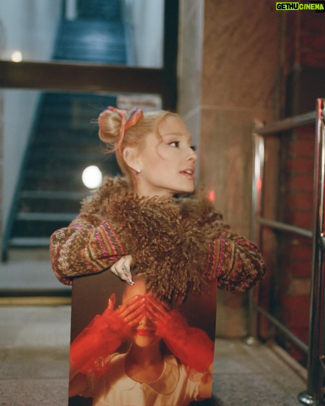 Ariana Grande Instagram - ☼。˚ ❀ *·ꕤ happy eternal sunshine week 。˚ ❀ *·ꕤ ⋆。˚