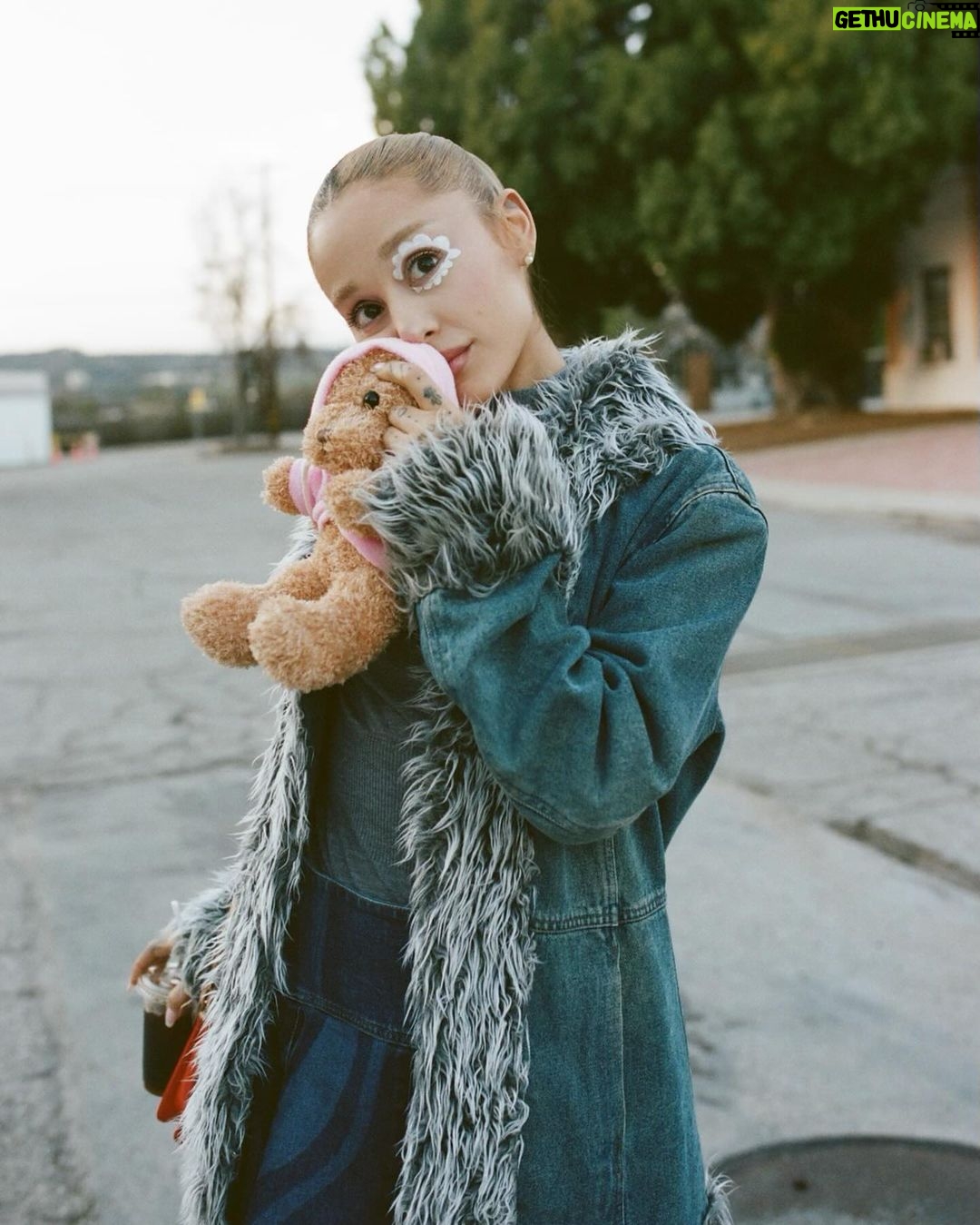 Ariana Grande Instagram - 𖦹 ☼ 。˚“brighter days ahead” 。˚⋆ฺ 🩺 eternal sunshine in one week (and a few hours) 🧸
