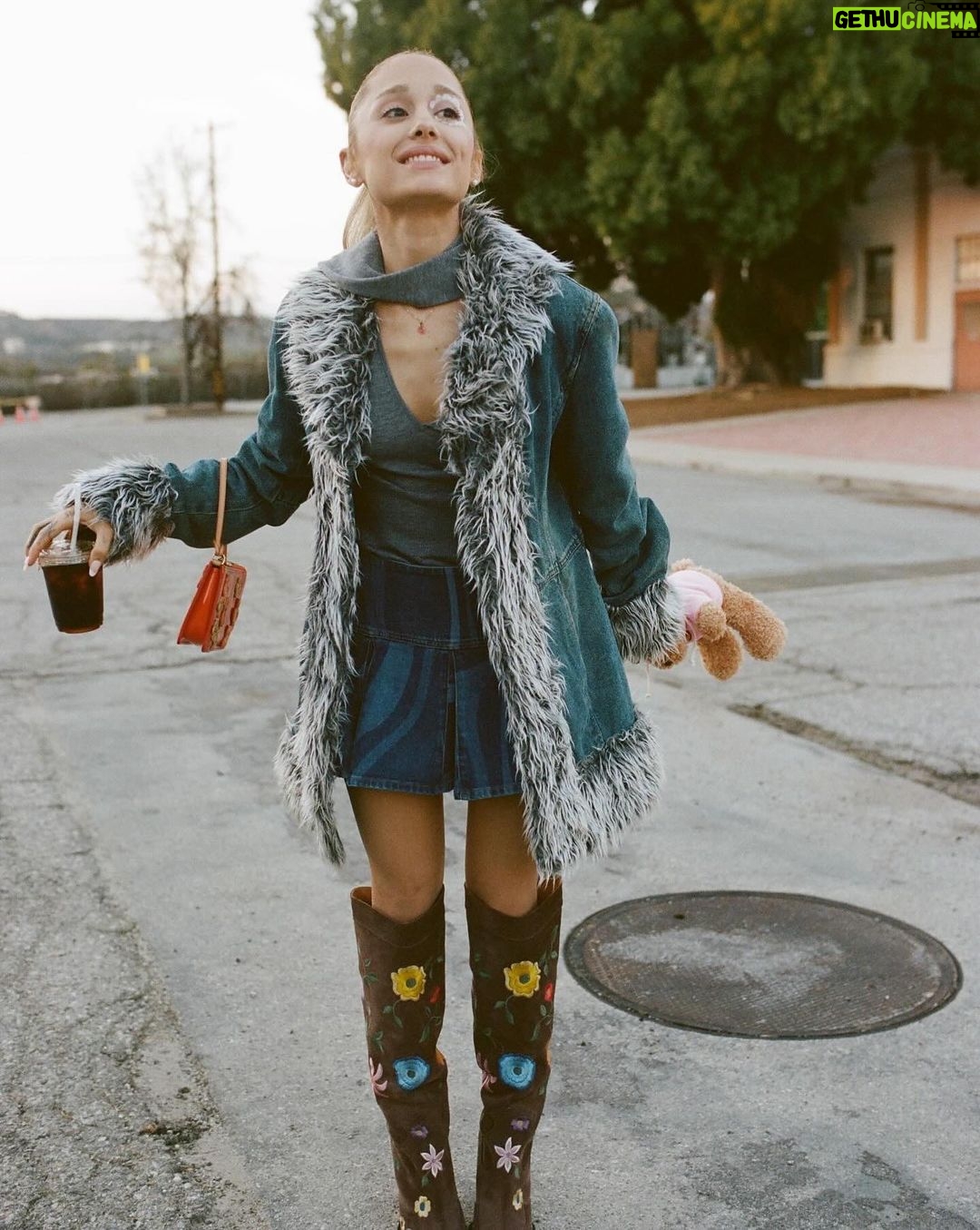 Ariana Grande Instagram - 𖦹 ☼ 。˚“brighter days ahead” 。˚⋆ฺ 🩺 eternal sunshine in one week (and a few hours) 🧸