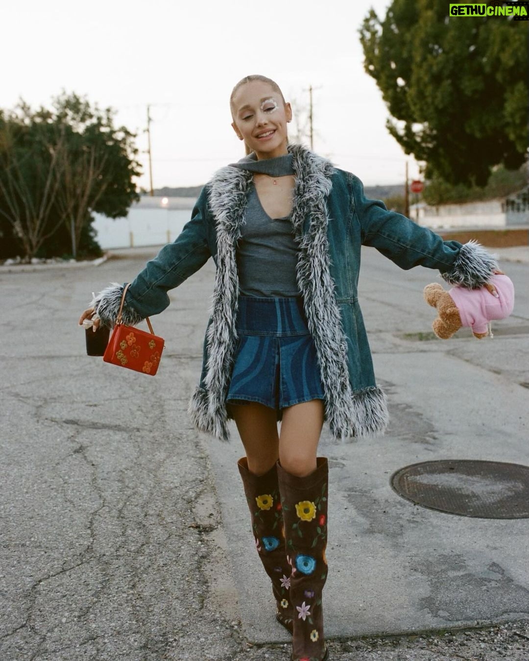 Ariana Grande Instagram - 𖦹 ☼ 。˚“brighter days ahead” 。˚⋆ฺ 🩺 eternal sunshine in one week (and a few hours) 🧸