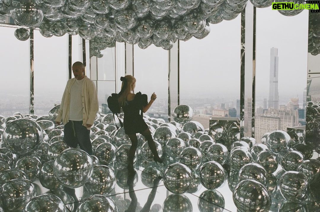 Ariana Grande Instagram - 。˚❀*·ꕤ.tomorrow ゚*ꕤ⸜ thank you, my friend @zanelowe & @applemusic