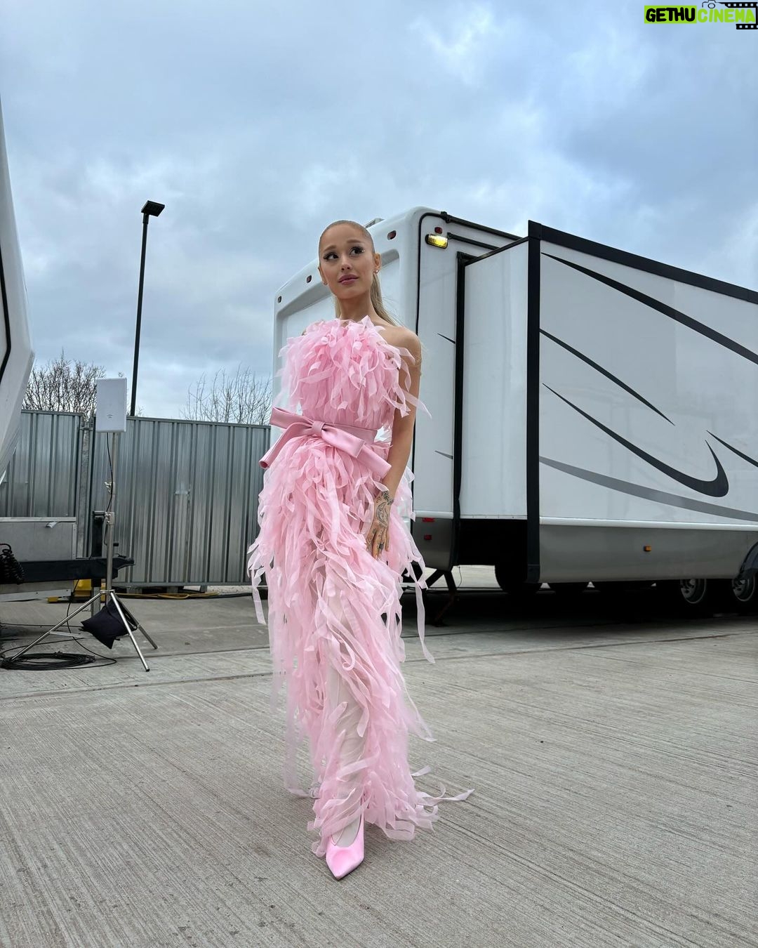 Ariana Grande Instagram - 𖦹 ☼ ⋆。˚⋆ฺ ∞ ☼