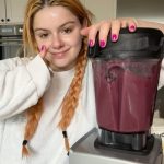 Ariel Winter Instagram - Big fan of a slow morning and a smoothie🍓🫐🍌🥬 #smoothie #smoothierecipe #morningvlog #morningwithme