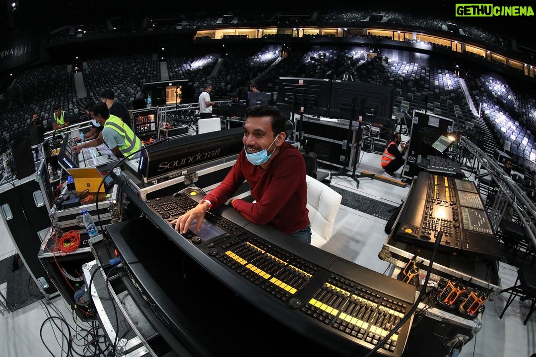 Arijit Singh Instagram - Tonight's team - Part 2 @abudhabi @etihadarena.ae @yasisland @abudhabievents @pmeworld @tmtalentmanagement