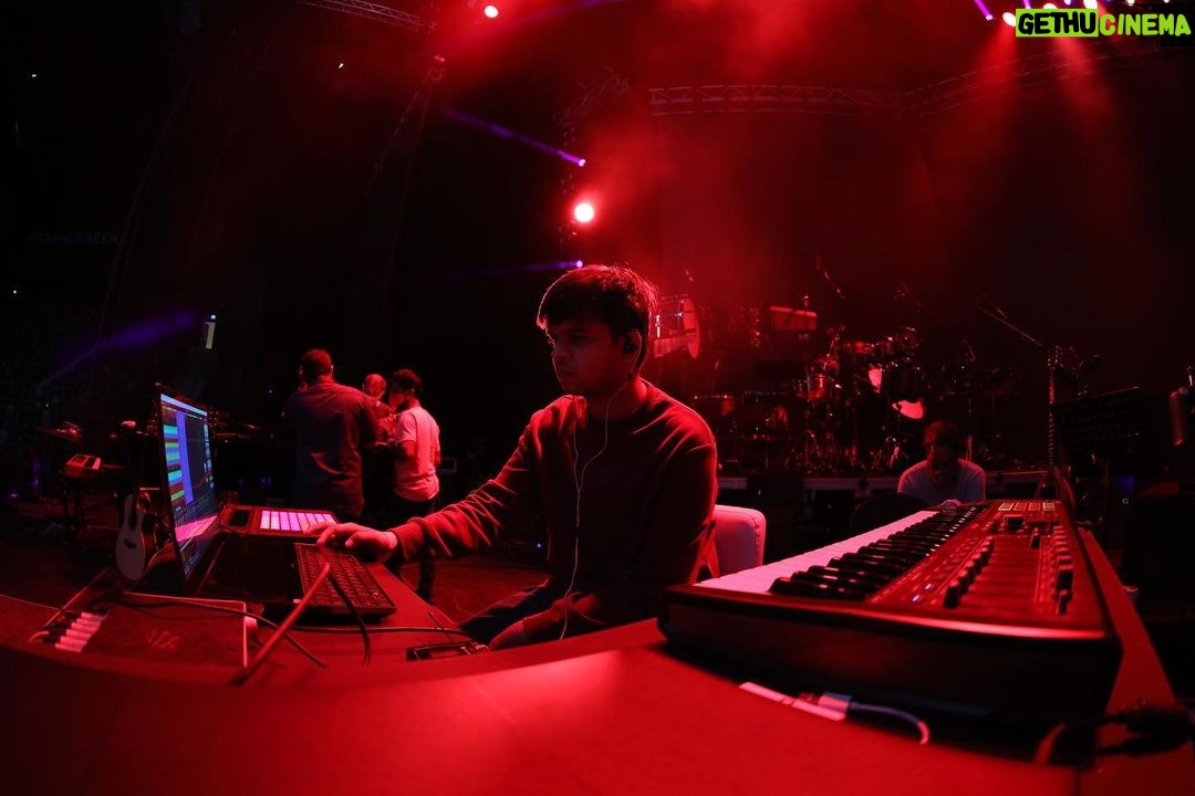 Arijit Singh Instagram - Tonight's team - Part 1 @abudhabi @etihadarena.ae @yasisland @abudhabievents @pmeworld