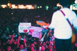 Arijit Singh Instagram - Mumbai!!! I couldn’t have asked for a better start to our India tour 2022-23. 
The amount of love I witnessed last week can’t be described in words - Thank you for your continuous support and love and especially the unconditional love you have showered upon me for years. This unconditional love is what keeps me going, and this is just the beginning.

#arijitsinghlive #arijitsinghindiatour 
#ASIndiatour
@insider.in @hyperlink.brandsolutions @tatwamasi.foundation @tmtalentmanagement