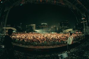 Arijit Singh Instagram - Mumbai!!! I couldn’t have asked for a better start to our India tour 2022-23. 
The amount of love I witnessed last week can’t be described in words - Thank you for your continuous support and love and especially the unconditional love you have showered upon me for years. This unconditional love is what keeps me going, and this is just the beginning.

#arijitsinghlive #arijitsinghindiatour 
#ASIndiatour
@insider.in @hyperlink.brandsolutions @tatwamasi.foundation @tmtalentmanagement