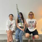 Arikanta Mahapreukpong Instagram - @floweringmind.project ไปแบบไม่คิดอะไร เริ่มลองก็เริ่มคิดเยอะ พักคิดก็เจออะไรเยอะมากกก ได้เรียนรู้ตัวเองไปพร้อมๆกับการใช้เวลาสั้นๆที่นั่นเยอะมาก ขอบคุณพี่จุ๊พี่สองมากมากงับ 🤍🤍🌱☘️🌸🌺🌷🌻🌼🪷🪻💐 Flowering Mind Pop-up Portrait Studio ชวนคนมา “มอบดอกไม้ให้ตัวเอง” แล้วถ่ายภาพ portrait ร่วมกับดอกไม้ค่ะ พี่จุ๊ @schoolofheartrock ผสมการถ่าย portrait กับการจัดพื้นที่ให้คนมาเชื่อมโยงจิตใจกับความงามของดอกไม้ มีเป็นรอบๆนะคะ🫶🏼💝