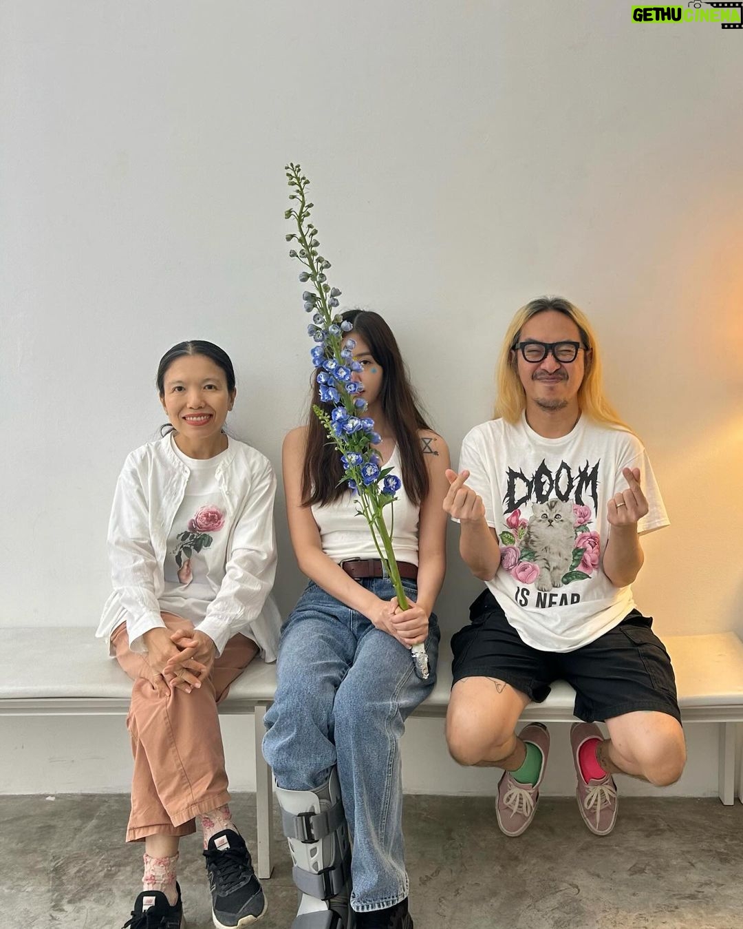 Arikanta Mahapreukpong Instagram - @floweringmind.project ไปแบบไม่คิดอะไร เริ่มลองก็เริ่มคิดเยอะ พักคิดก็เจออะไรเยอะมากกก ได้เรียนรู้ตัวเองไปพร้อมๆกับการใช้เวลาสั้นๆที่นั่นเยอะมาก ขอบคุณพี่จุ๊พี่สองมากมากงับ 🤍🤍🌱☘️🌸🌺🌷🌻🌼🪷🪻💐 Flowering Mind Pop-up Portrait Studio ชวนคนมา “มอบดอกไม้ให้ตัวเอง” แล้วถ่ายภาพ portrait ร่วมกับดอกไม้ค่ะ พี่จุ๊ @schoolofheartrock ผสมการถ่าย portrait กับการจัดพื้นที่ให้คนมาเชื่อมโยงจิตใจกับความงามของดอกไม้ มีเป็นรอบๆนะคะ🫶🏼💝