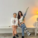 Arikanta Mahapreukpong Instagram - @floweringmind.project ไปแบบไม่คิดอะไร เริ่มลองก็เริ่มคิดเยอะ พักคิดก็เจออะไรเยอะมากกก ได้เรียนรู้ตัวเองไปพร้อมๆกับการใช้เวลาสั้นๆที่นั่นเยอะมาก ขอบคุณพี่จุ๊พี่สองมากมากงับ 🤍🤍🌱☘️🌸🌺🌷🌻🌼🪷🪻💐 Flowering Mind Pop-up Portrait Studio ชวนคนมา “มอบดอกไม้ให้ตัวเอง” แล้วถ่ายภาพ portrait ร่วมกับดอกไม้ค่ะ พี่จุ๊ @schoolofheartrock ผสมการถ่าย portrait กับการจัดพื้นที่ให้คนมาเชื่อมโยงจิตใจกับความงามของดอกไม้ มีเป็นรอบๆนะคะ🫶🏼💝