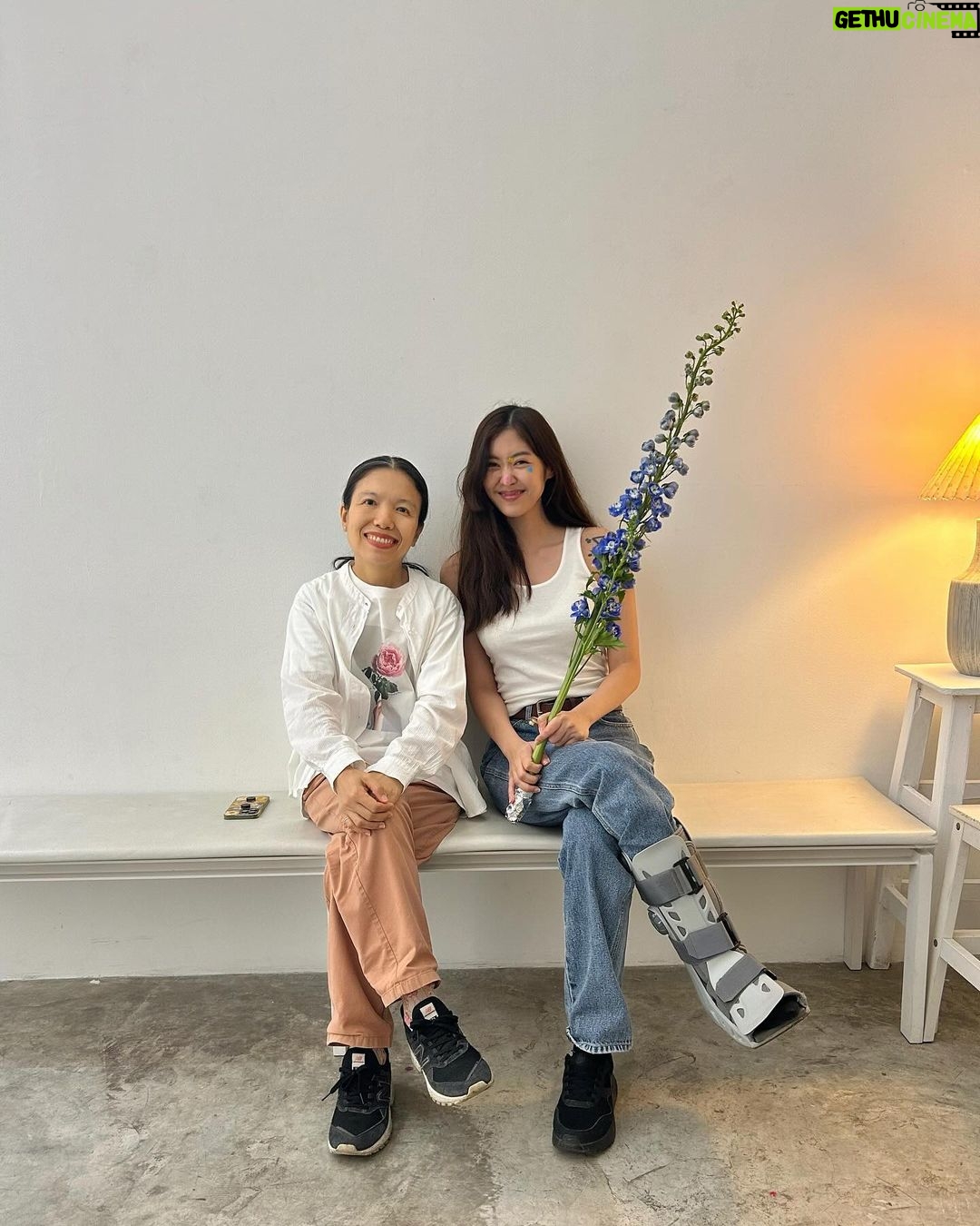 Arikanta Mahapreukpong Instagram - @floweringmind.project ไปแบบไม่คิดอะไร เริ่มลองก็เริ่มคิดเยอะ พักคิดก็เจออะไรเยอะมากกก ได้เรียนรู้ตัวเองไปพร้อมๆกับการใช้เวลาสั้นๆที่นั่นเยอะมาก ขอบคุณพี่จุ๊พี่สองมากมากงับ 🤍🤍🌱☘️🌸🌺🌷🌻🌼🪷🪻💐 Flowering Mind Pop-up Portrait Studio ชวนคนมา “มอบดอกไม้ให้ตัวเอง” แล้วถ่ายภาพ portrait ร่วมกับดอกไม้ค่ะ พี่จุ๊ @schoolofheartrock ผสมการถ่าย portrait กับการจัดพื้นที่ให้คนมาเชื่อมโยงจิตใจกับความงามของดอกไม้ มีเป็นรอบๆนะคะ🫶🏼💝