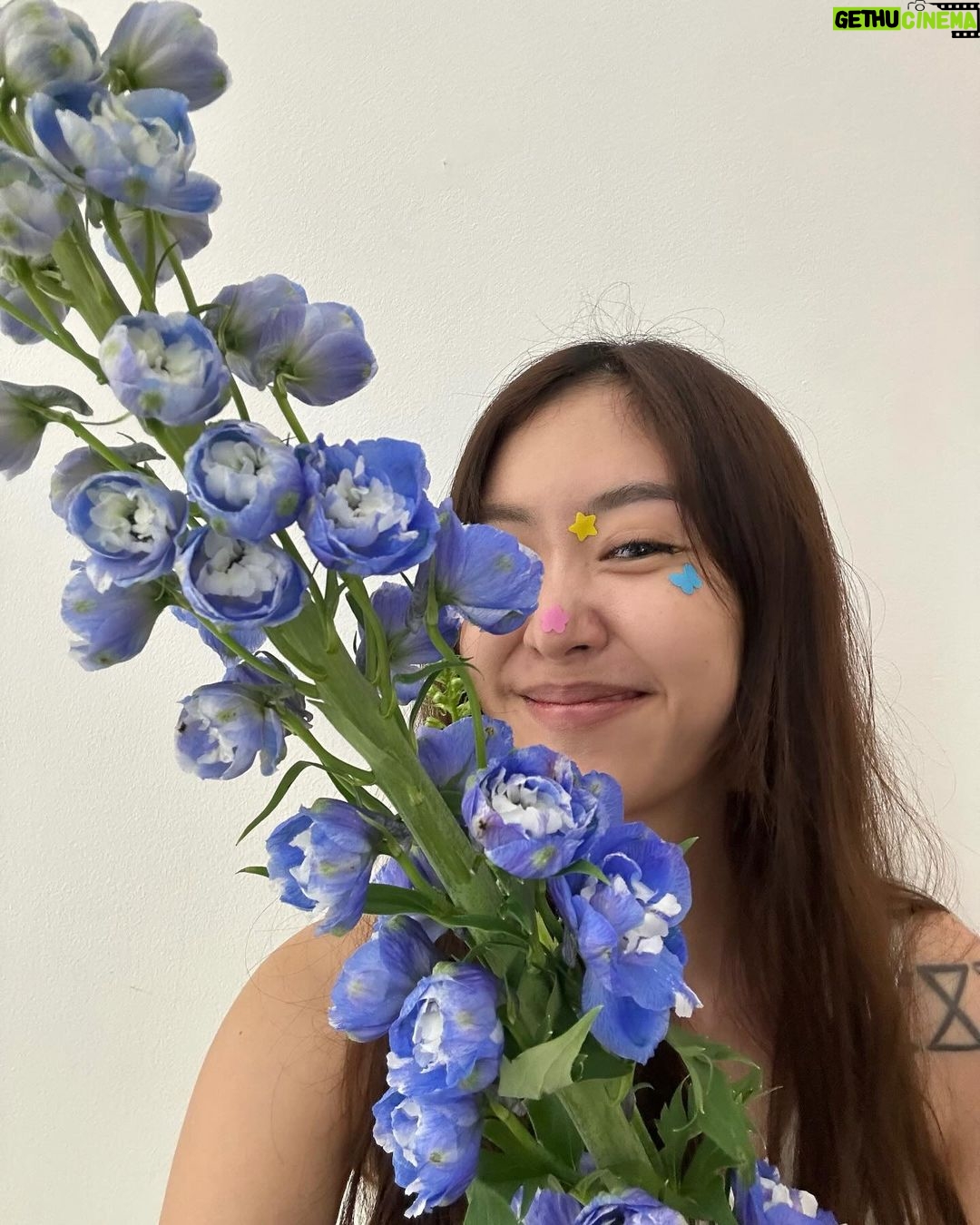 Arikanta Mahapreukpong Instagram - @floweringmind.project ไปแบบไม่คิดอะไร เริ่มลองก็เริ่มคิดเยอะ พักคิดก็เจออะไรเยอะมากกก ได้เรียนรู้ตัวเองไปพร้อมๆกับการใช้เวลาสั้นๆที่นั่นเยอะมาก ขอบคุณพี่จุ๊พี่สองมากมากงับ 🤍🤍🌱☘️🌸🌺🌷🌻🌼🪷🪻💐 Flowering Mind Pop-up Portrait Studio ชวนคนมา “มอบดอกไม้ให้ตัวเอง” แล้วถ่ายภาพ portrait ร่วมกับดอกไม้ค่ะ พี่จุ๊ @schoolofheartrock ผสมการถ่าย portrait กับการจัดพื้นที่ให้คนมาเชื่อมโยงจิตใจกับความงามของดอกไม้ มีเป็นรอบๆนะคะ🫶🏼💝