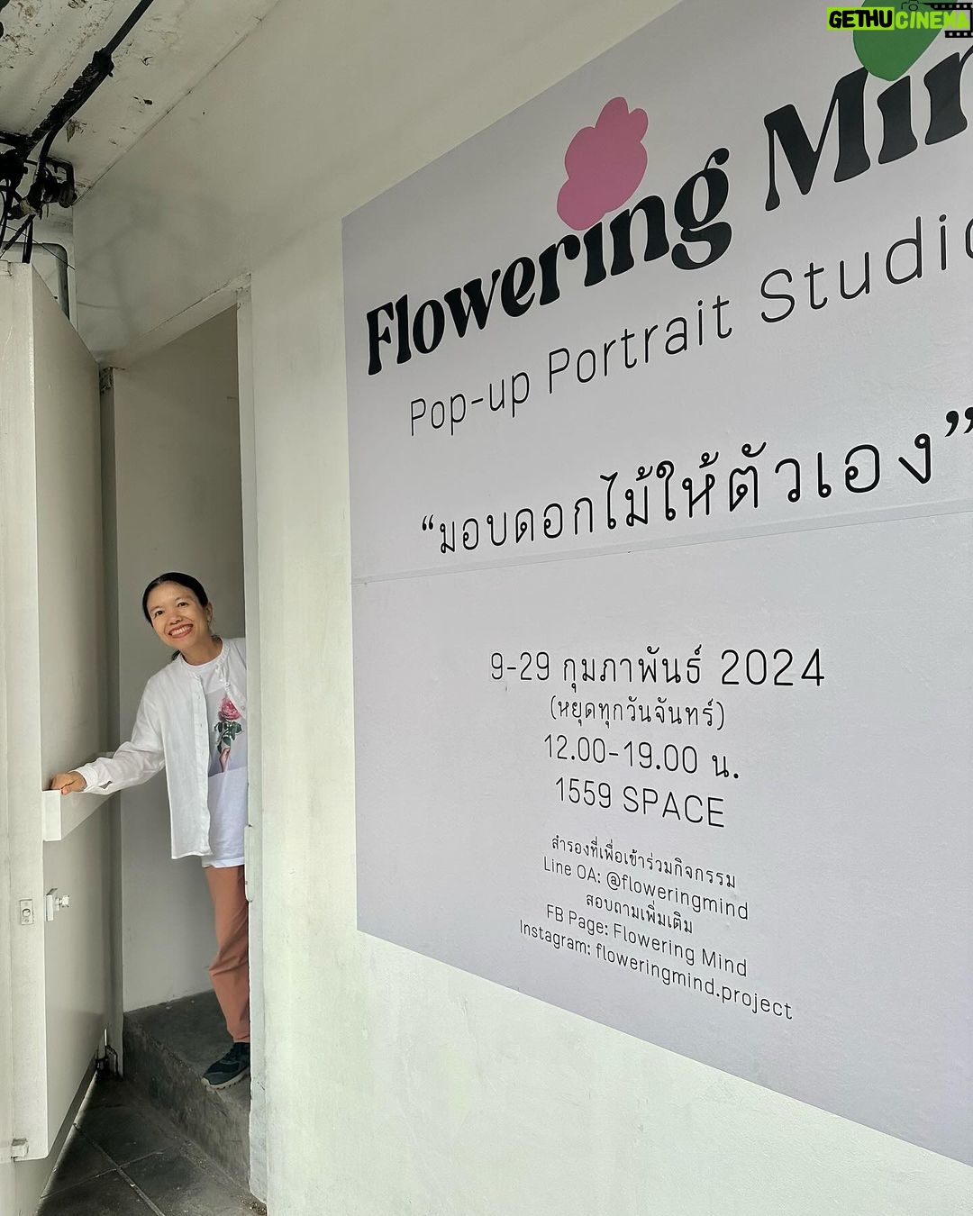 Arikanta Mahapreukpong Instagram - @floweringmind.project ไปแบบไม่คิดอะไร เริ่มลองก็เริ่มคิดเยอะ พักคิดก็เจออะไรเยอะมากกก ได้เรียนรู้ตัวเองไปพร้อมๆกับการใช้เวลาสั้นๆที่นั่นเยอะมาก ขอบคุณพี่จุ๊พี่สองมากมากงับ 🤍🤍🌱☘️🌸🌺🌷🌻🌼🪷🪻💐 Flowering Mind Pop-up Portrait Studio ชวนคนมา “มอบดอกไม้ให้ตัวเอง” แล้วถ่ายภาพ portrait ร่วมกับดอกไม้ค่ะ พี่จุ๊ @schoolofheartrock ผสมการถ่าย portrait กับการจัดพื้นที่ให้คนมาเชื่อมโยงจิตใจกับความงามของดอกไม้ มีเป็นรอบๆนะคะ🫶🏼💝