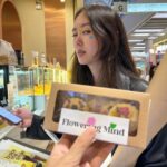 Arikanta Mahapreukpong Instagram - @floweringmind.project ไปแบบไม่คิดอะไร เริ่มลองก็เริ่มคิดเยอะ พักคิดก็เจออะไรเยอะมากกก ได้เรียนรู้ตัวเองไปพร้อมๆกับการใช้เวลาสั้นๆที่นั่นเยอะมาก ขอบคุณพี่จุ๊พี่สองมากมากงับ 🤍🤍🌱☘️🌸🌺🌷🌻🌼🪷🪻💐 Flowering Mind Pop-up Portrait Studio ชวนคนมา “มอบดอกไม้ให้ตัวเอง” แล้วถ่ายภาพ portrait ร่วมกับดอกไม้ค่ะ พี่จุ๊ @schoolofheartrock ผสมการถ่าย portrait กับการจัดพื้นที่ให้คนมาเชื่อมโยงจิตใจกับความงามของดอกไม้ มีเป็นรอบๆนะคะ🫶🏼💝