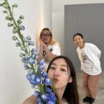 Arikanta Mahapreukpong Instagram - @floweringmind.project ไปแบบไม่คิดอะไร เริ่มลองก็เริ่มคิดเยอะ พักคิดก็เจออะไรเยอะมากกก ได้เรียนรู้ตัวเองไปพร้อมๆกับการใช้เวลาสั้นๆที่นั่นเยอะมาก ขอบคุณพี่จุ๊พี่สองมากมากงับ 🤍🤍🌱☘️🌸🌺🌷🌻🌼🪷🪻💐 Flowering Mind Pop-up Portrait Studio ชวนคนมา “มอบดอกไม้ให้ตัวเอง” แล้วถ่ายภาพ portrait ร่วมกับดอกไม้ค่ะ พี่จุ๊ @schoolofheartrock ผสมการถ่าย portrait กับการจัดพื้นที่ให้คนมาเชื่อมโยงจิตใจกับความงามของดอกไม้ มีเป็นรอบๆนะคะ🫶🏼💝
