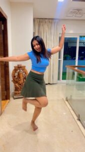 Ariyana Glory Instagram - 😂😅 #ariyanaglory #ariyana VC my cutie @harshitha_karthik_ 😘