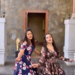 Ariyana Glory Instagram – Gajulu gallumannaye 😂 
.
.
.
@ariyanaglory 🥰❤️❤️
.
.
#instalike #reels #trend #reelitfeelit #ariyanaglory #anchorjaanupaapa #friendship #photographer
