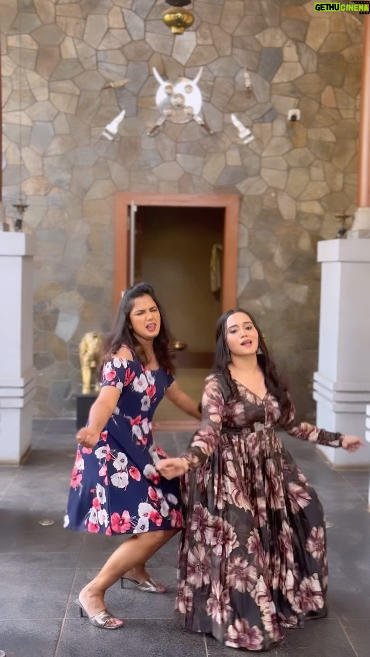 Ariyana Glory Instagram - Gajulu gallumannaye 😂 . . . @ariyanaglory 🥰❤️❤️ . . #instalike #reels #trend #reelitfeelit #ariyanaglory #anchorjaanupaapa #friendship #photographer