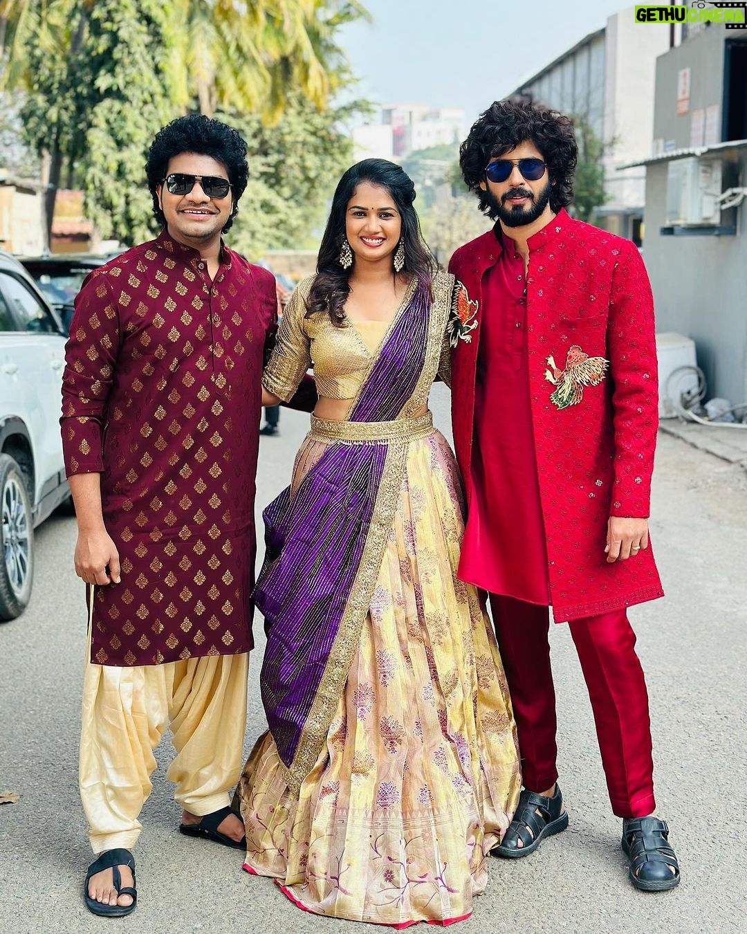Ariyana Glory Instagram - Wishing you all the A very Happy Sankranthi ๐พ๐พ #ariyanaglory #festival #friends #love #avinash #amardeep #aaa Designer:- @twinsdesigners_ Jewellery:- @kushalsfashionjewellery Styled by:- @harinireddym