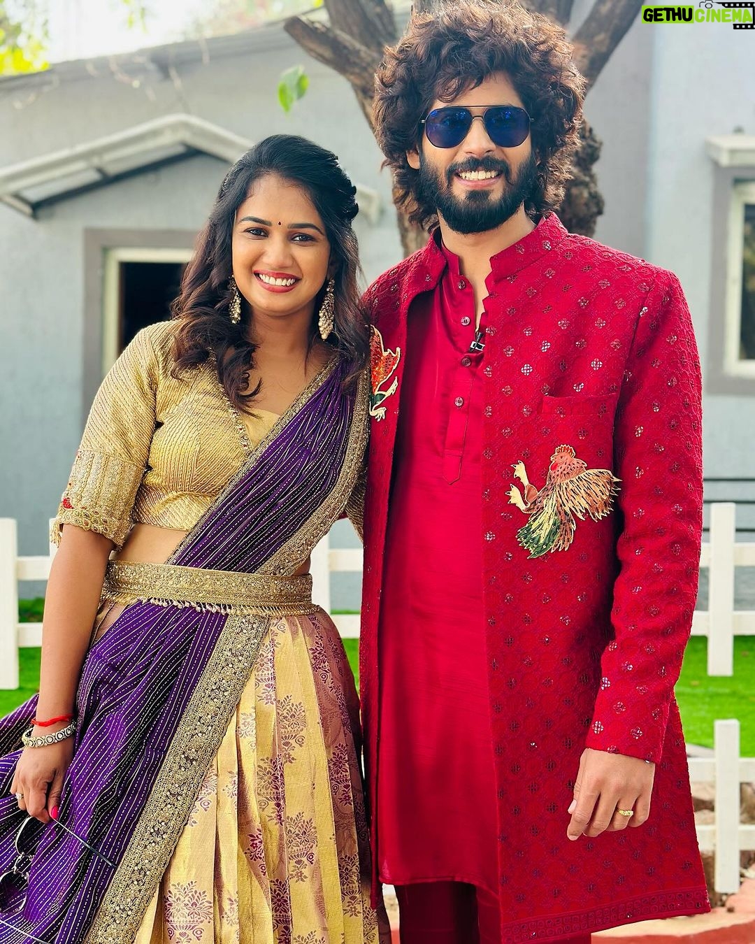 Ariyana Glory Instagram - Wishing you all the A very Happy Sankranthi ๐พ๐พ #ariyanaglory #festival #friends #love #avinash #amardeep #aaa Designer:- @twinsdesigners_ Jewellery:- @kushalsfashionjewellery Styled by:- @harinireddym