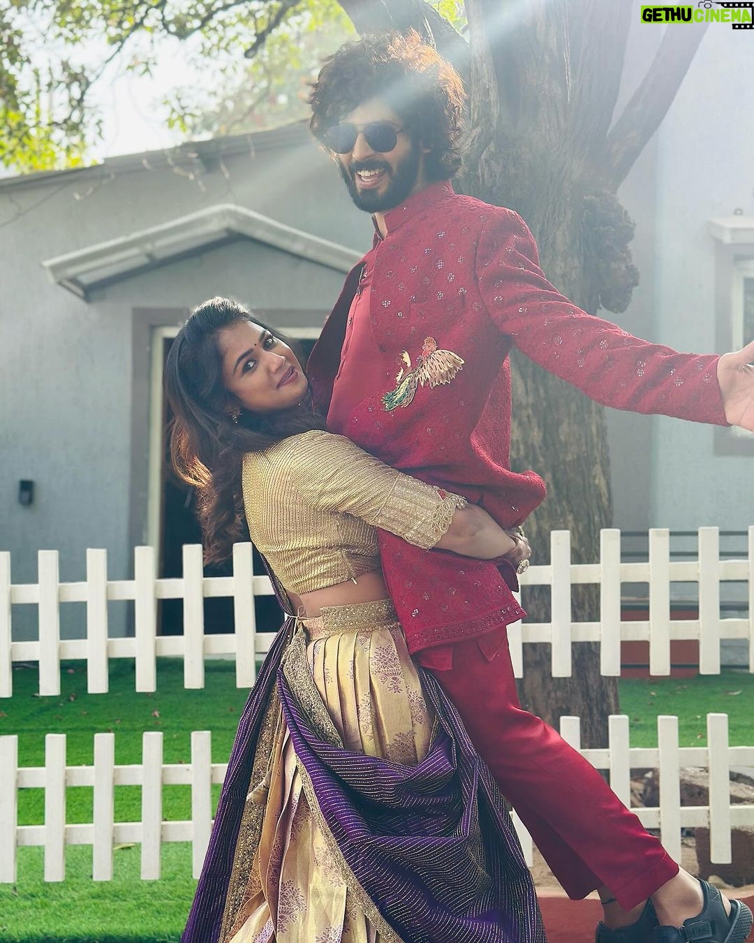 Ariyana Glory Instagram - Wishing you all the A very Happy Sankranthi ๐พ๐พ #ariyanaglory #festival #friends #love #avinash #amardeep #aaa Designer:- @twinsdesigners_ Jewellery:- @kushalsfashionjewellery Styled by:- @harinireddym