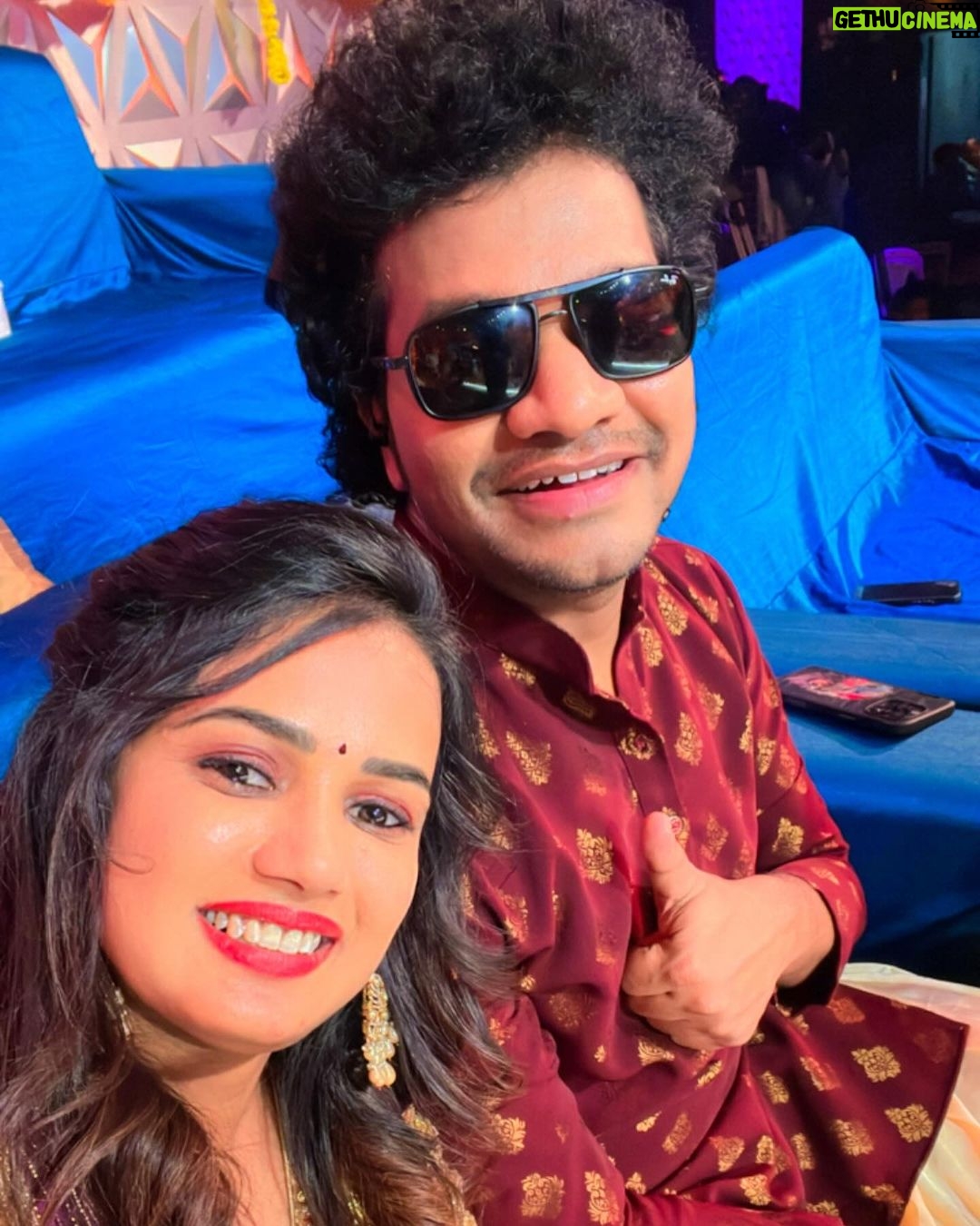 Ariyana Glory Instagram - Wishing you all the A very Happy Sankranthi ๐พ๐พ #ariyanaglory #festival #friends #love #avinash #amardeep #aaa Designer:- @twinsdesigners_ Jewellery:- @kushalsfashionjewellery Styled by:- @harinireddym