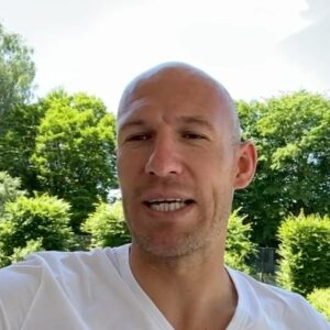 Arjen Robben Instagram - 50 jaar FC Groningen 💚

Gefeliciteerd iedereen en maak er een mooie dag van!🎁

#FCG50jaar