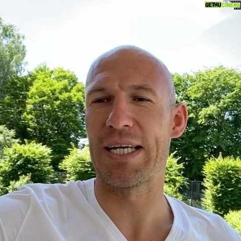 Arjen Robben Instagram - 50 jaar FC Groningen 💚 Gefeliciteerd iedereen en maak er een mooie dag van!🎁 #FCG50jaar