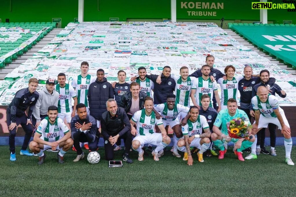 Arjen Robben Instagram - Ik wil iedereen binnen de club en ook vooral de supporters bedanken voor de onvoorwaardelijke steun en waardering dit seizoen!💚 FC Groningen