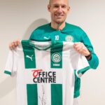 Arjen Robben Instagram - 🇩🇪 Nur heute: Signiertes Trikot FC Groningen 🇬🇧 Only today available: exclusive signed shirt of FC Groningen