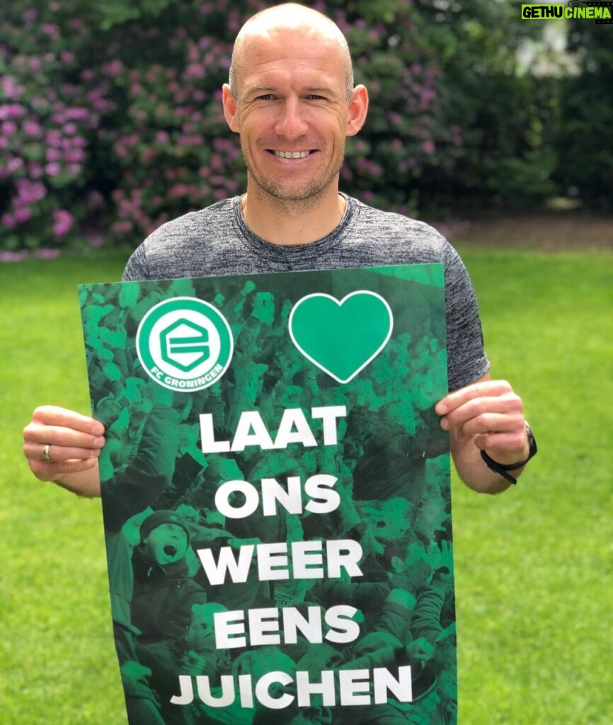 Arjen Robben Instagram - Natuurlijk doe ik ook mee om @fcgroningen te helpen!💚 Ik doneer seizoenkaarten voor de stichting 'Laat ons weer eens samen juichen' en wens de club een fijne verjaardag! #laatonsweereensjuichen