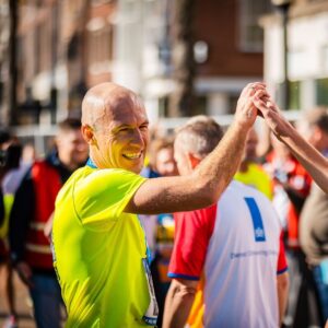 Arjen Robben Instagram - Zondag 8 oktober doe ik weer mee aan de 4Mijl! Het is ontzettend belangrijk om te bewegen en gezond te blijven en daarom zetten we met alle deelnemers ons weer in voor het Jeugdfonds Sport & Cultuur. Zij zorgen er voor dat alle kinderen kunnen blijven sporten. Tot op de Vismarkt!🏃‍♂️