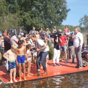 Arjen Robben Instagram - We zijn gestart! 💪🏊 Hopelijk gaat de zwemtocht soepeler dan het startschot 🤣 @visscher.bert bedankt! 
#gsc2019 #groningenswimchallenge @groningenswimchallenge