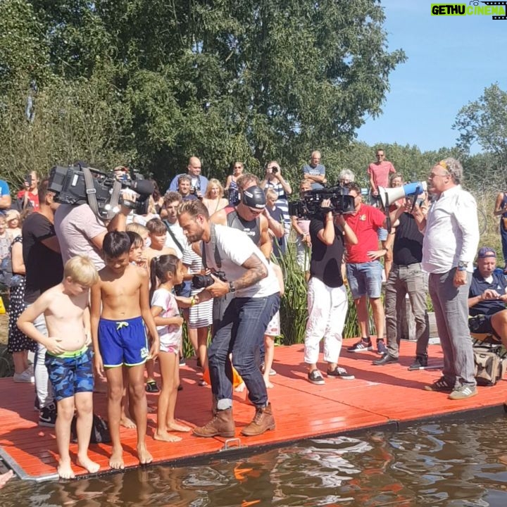 Arjen Robben Instagram - We zijn gestart! 💪🏊 Hopelijk gaat de zwemtocht soepeler dan het startschot 🤣 @visscher.bert bedankt! #gsc2019 #groningenswimchallenge @groningenswimchallenge