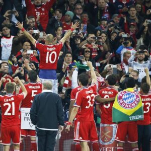 Arjen Robben Instagram - Wo bleibt der Zeit? 10 Jahre schon wieder. Aber die Erinnerung bleibt für immer! Gänsehaut pur.. Vielen Dank an alle die diesen unvergesslichen Tag möglich gemacht haben.. Mia san Mia!.. 🏆