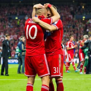 Arjen Robben Instagram - Wo bleibt der Zeit? 10 Jahre schon wieder. Aber die Erinnerung bleibt für immer! Gänsehaut pur.. Vielen Dank an alle die diesen unvergesslichen Tag möglich gemacht haben.. Mia san Mia!.. 🏆