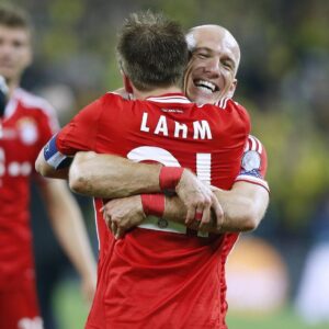 Arjen Robben Instagram - Wo bleibt der Zeit? 10 Jahre schon wieder. Aber die Erinnerung bleibt für immer! Gänsehaut pur.. Vielen Dank an alle die diesen unvergesslichen Tag möglich gemacht haben.. Mia san Mia!.. 🏆