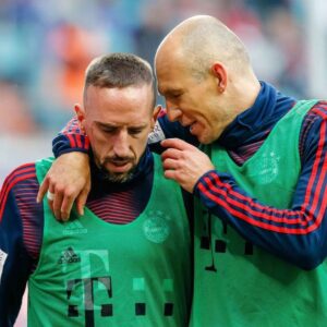Arjen Robben Instagram - Danke für alles mein Freund!.. 
Es war mit dir immer eine große Freude auf und neben dem Platz!.. Du kannst richtig stolz sein auf alles was du erreicht hast!.. Es war und bleibt mir immer eine Ehre teil von Robbery zu sein 😉😘..
Genieß jetzt die Zeit mit deiner Familie und bis bald!..