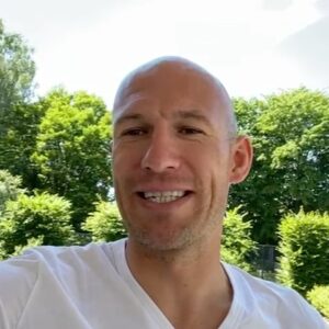 Arjen Robben Instagram - 50 jaar FC Groningen 💚

Gefeliciteerd iedereen en maak er een mooie dag van!🎁

#FCG50jaar